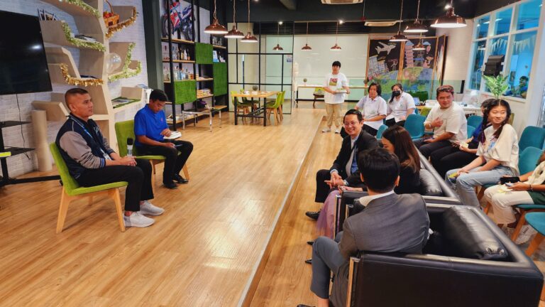 พนักงานโครงการศูนย์บริหารกายเพื่อสุขภาพ เป็นวิทยากร ถ่ายทอดองค์ความรู้ใน เรื่อง BMI ให้กับโรงเรียนการท่องเที่ยวและการบริการ