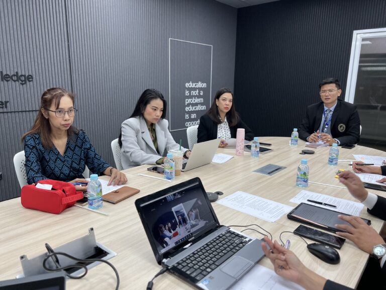 สำนักกิจการพิเศษ โรงเรียนการท่องเที่ยวฯ และศูนย์ฯ หัวหิน ประชุมหารือเตรียมการต้อนรับนักศึกษาสาขาวิชาธุรกิจการบิน ศูนย์ฯ หัวหิน ในการเข้าพบผู้บริหาร และเยี่ยมชมพื้นที่เชิงอัตลักษณ์ของมหาวิทยาลัย สอดคล้องกับรายวิชาความเป็นสวนดุสิต