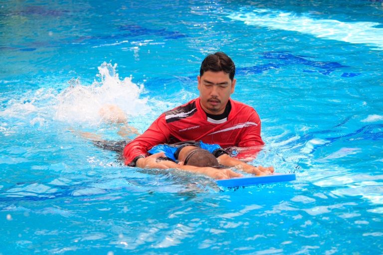 โครงการศูนย์บริหารกายฯ สำนักกิจการพิเศษ ม.สวนดุสิต ร่วมกับ บ.เทเวศน์ประกันภัย จัดการเรียนการสอนว่ายน้ำ ให้กับนักเรียนที่มีความต้องการพิเศษจากโรงเรียนวัดมหาธาตุ และโรงเรียนวัดราชบพิธ 