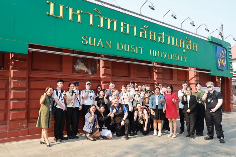 สำนักกิจการพิเศษ ร่วมกับ ศูนย์ฝึกปฏิบัติการอาหารนานาชาติ โรงเรียนการเรือน มสด. ในกิจกรรม “SDU Smart Tour” ให้การต้อนรับคณะนักเรียนจาก World City Links สหราชอาณาจักร ตามโครงการเผยแพร่ความรู้และวัฒนธรรมอาหารสู่สากล