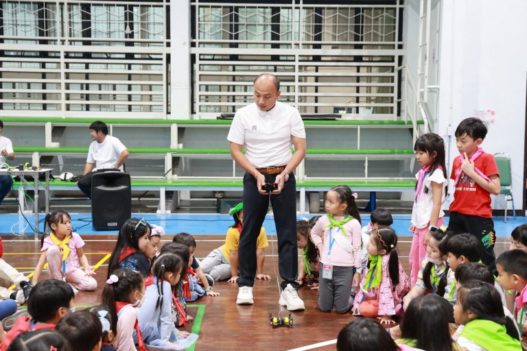 สำนักกิจการพิเศษ ร่วมกับ โครงการสอนดนตรีบุคคลภายนอก คณะมนุษยศาสตร์และสังคมศาสตร์ มสด. จัดกิจกรรม Small World @ SDU Smart Camp in March 2025 (วันที่ 14)    