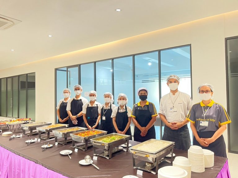 ครัวสวนดุสิต บริการอาหารและเครื่องดื่ม พิธีพระราชทานปริญญาบัตรผู้สำเร็จการศึกษา ม.บูรพา ประจำปีการศึกษา 2566