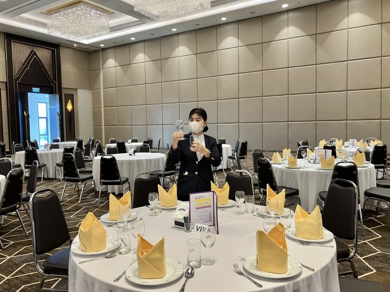 โรงแรมสวนดุสิต เพลส สำนักกิจการพิเศษ ม.สวนดุสิต บริการภัตตาหารเพลพระสงฆ์ ในโครงการ “ปูทาง..สู่การตื่นรู้ ธรรมนาวา วัง” (ภาคประชาชน) รุ่นที่ 2 มูลนิธิธรรมนาวาสิกขาลัย