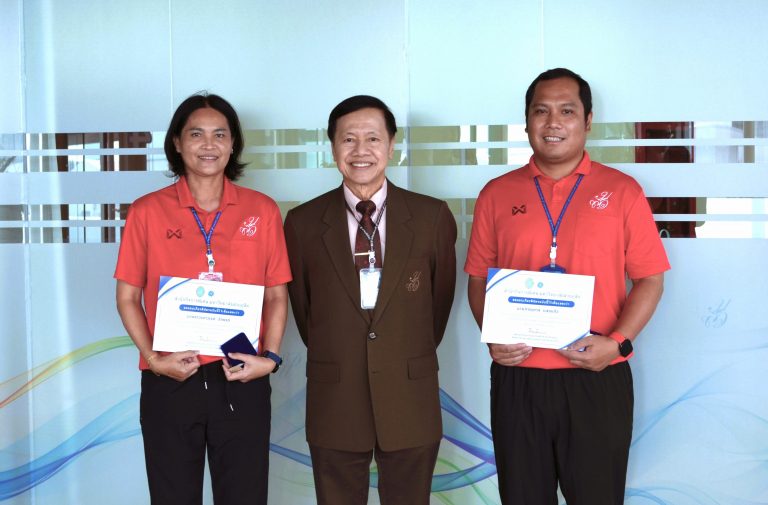 ผู้ฝึกสอนการออกกำลังกายและทักษะกีฬา (ครูสอนว่ายน้ำ) โครงการศูนย์บริหารกายฯ สำนักกิจการพิเศษ เข้ารับเกียรติบัตรบุคคลต้นแบบในการปฏิบัติหน้าที่ฯ ในการช่วยเหลือผู้ประสบภัยทางน้ำ จากรักษาการแทนอธิการบดีมหาวิทยาลัยสวนดุสิต 