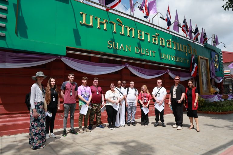 สำนักกิจการพิเศษ ร่วมกับ ศูนย์ฝึกปฏิบัติการอาหารนานาชาติ โรงเรียนการเรือน มสด. ในกิจกรรม “SDU Smart Tour” ให้การต้อนรับคณะนักเรียนจาก World City Links สหราชอาณาจักร ตามโครงการเผยแพร่ความรู้และวัฒนธรรมอาหารสู่สากล รุ่น 6