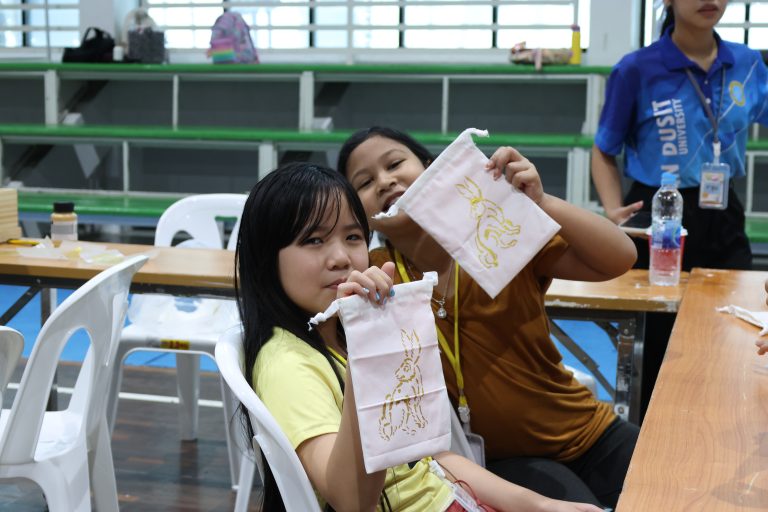 สำนักกิจการพิเศษ ร่วมกับ โครงการสอนดนตรีบุคคลภายนอก คณะมนุษยศาสตร์และสังคมศาสตร์ มสด. จัดกิจกรรม “เสริมสร้างพัฒนาการสำหรับเด็กประถมศึกษา : Kids Creative Soft Power Festival @ SDU Smart Camp in October 2025” (วันที่ 8)