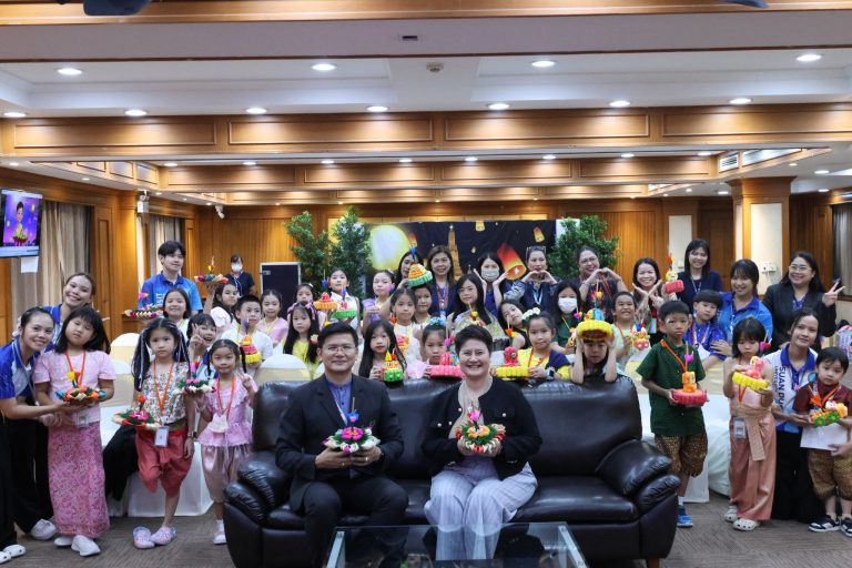 สำนักกิจการพิเศษ ร่วมกับ โครงการสอนดนตรีบุคคลภายนอก คณะมนุษยศาสตร์และสังคมศาสตร์ มสด. จัดกิจกรรม “เสริมสร้างพัฒนาการสำหรับเด็กประถมศึกษา : Kids Creative Soft Power Festival @ SDU Smart Camp in October 2025” (วันที่ 9) และมอบประกาศนียบัตรแก่ผู้เข้าร่วมกิจกรรม    