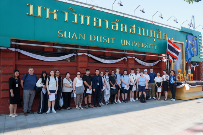 สำนักกิจการพิเศษ ร่วมกับ ศูนย์ฝึกปฏิบัติการอาหารนานาชาติ โรงเรียนการเรือน มสด. ในกิจกรรม “SDU Smart Tour” ให้การต้อนรับคณะนักเรียนจาก World City Links สหราชอาณาจักร ตามโครงการเผยแพร่ความรู้และวัฒนธรรมอาหารสู่สากล รุ่น 1 ปี 2569