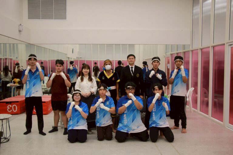 สำนักกิจการพิเศษ ร่วมกับ สถาบันภาษา ศิลปะและวัฒนธรรม ม.สวนดุสิต มอบวุฒิบัตรแก่ผู้ผ่านการอบรม ในกิจกรรม “Thai  Boxercise SDU: สืบสานการไหว้ครูและศิลปะการต่อสู้มวยไทยเพื่อสุขภาพ”